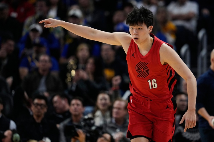 开云体育在线-镇守禁区！杨瀚森篮下补防直接摁帽封下对手投篮