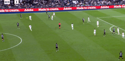 开云-吕迪格庆祝居莱尔进球时拍打皮塔奇头部，导致小将身体一晃